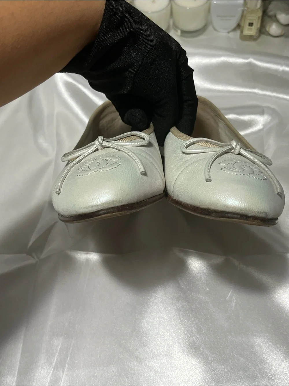 CHANEL white caviar Leather Ballet Flats with Bow and CC Logo